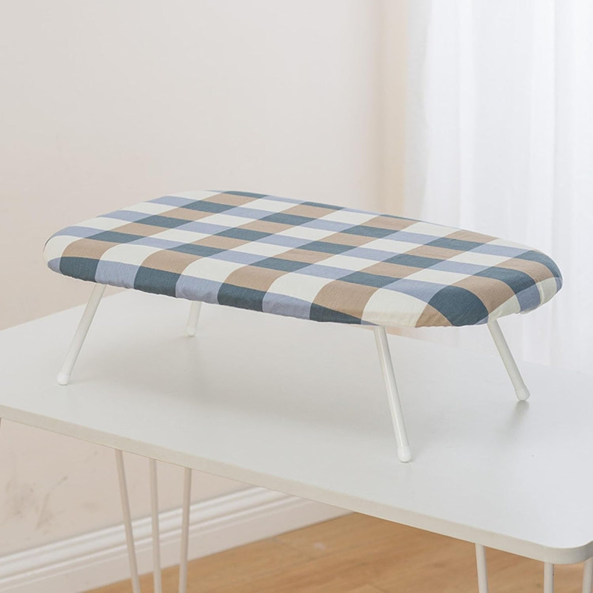 La planche de table se presente en coloris gris et blanc