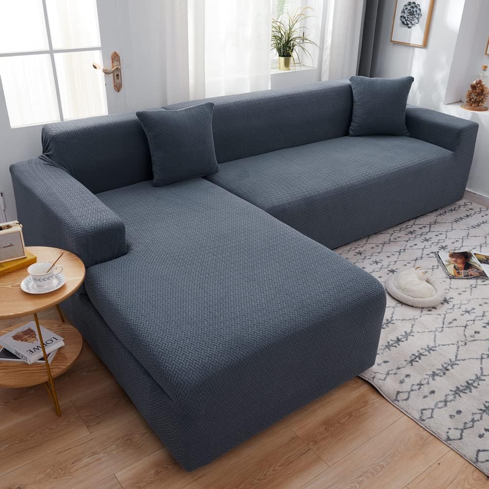 La chaise se presente en coloris gris fonce