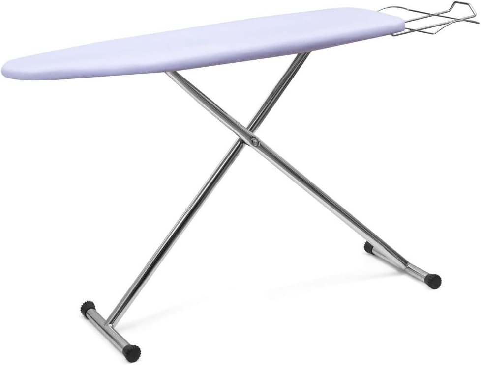 Cette table de repassage associe un support pour le fer a des appuis antiderapants