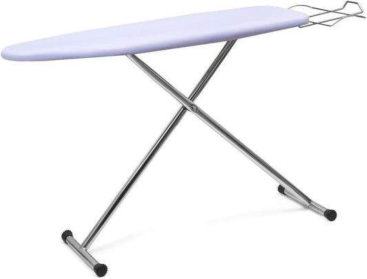 Cette table de repassage associe un support pour le fer a des appuis antiderapants