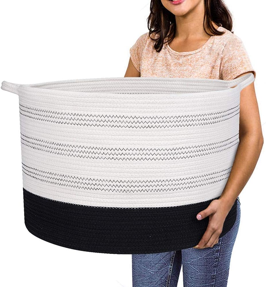 Le panier a linge associe une partie textile en coton a une poignee de prise en main