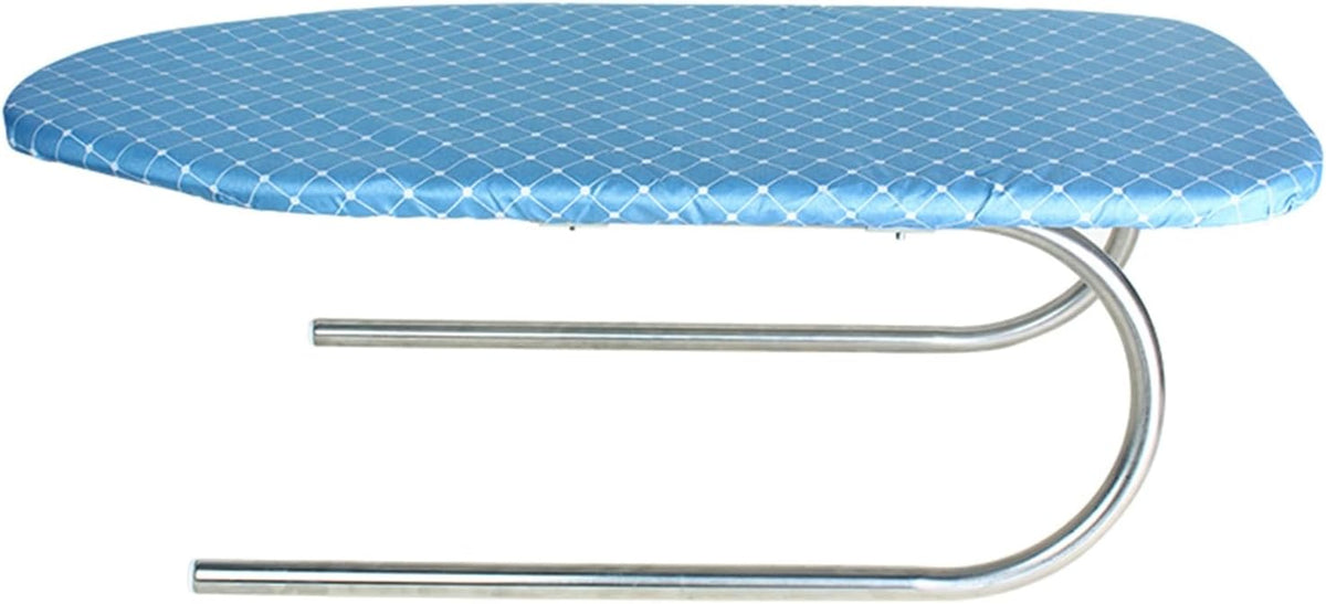 Cette planche de table dispose de des appuis antiderapants et d'un format compact
