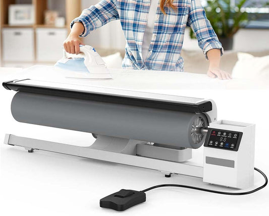 Une repasseuse a rouleau qui se commande au pied dispose aussi de des reglages de debit