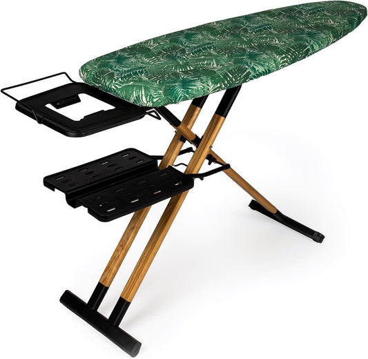 Une table de repassage avec un espace pour poser le fer, avec des elements en bois